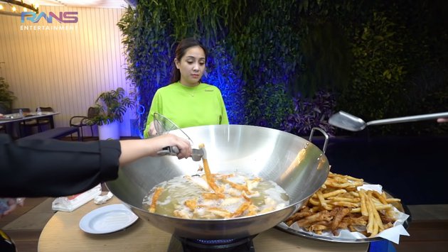 9 Momen Nagita masak besar saat hamil, buat makan bareng karyawan