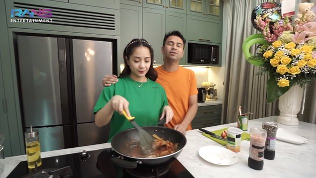 9 Momen Nagita masak besar saat hamil, buat makan bareng karyawan