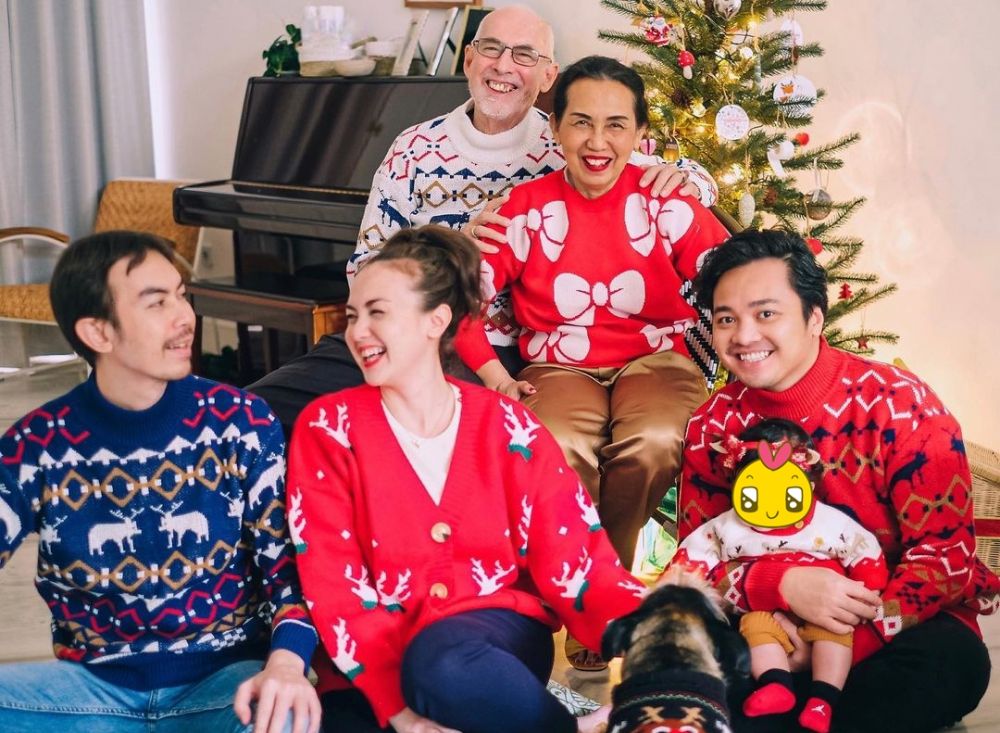 Jarang tersorot, ini 8 potret Rianti Cartwright dan ayah bulenya