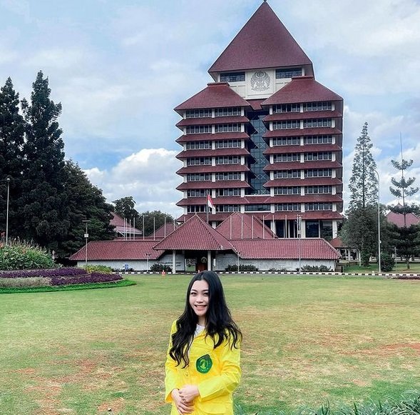 Potret putri eks Kapolri Idham Azis kenakan jas almamater UI, memesona