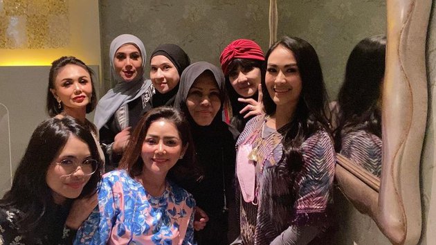 8 Potret Iis Dahlia buka bersama Geng Mama Hits, memesona maksimal