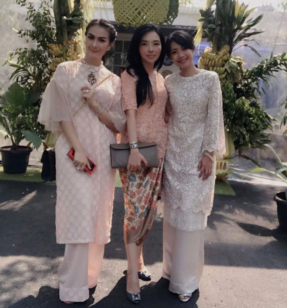 10 Potret Iis Dahlia kenakan kebaya, anggun memesona