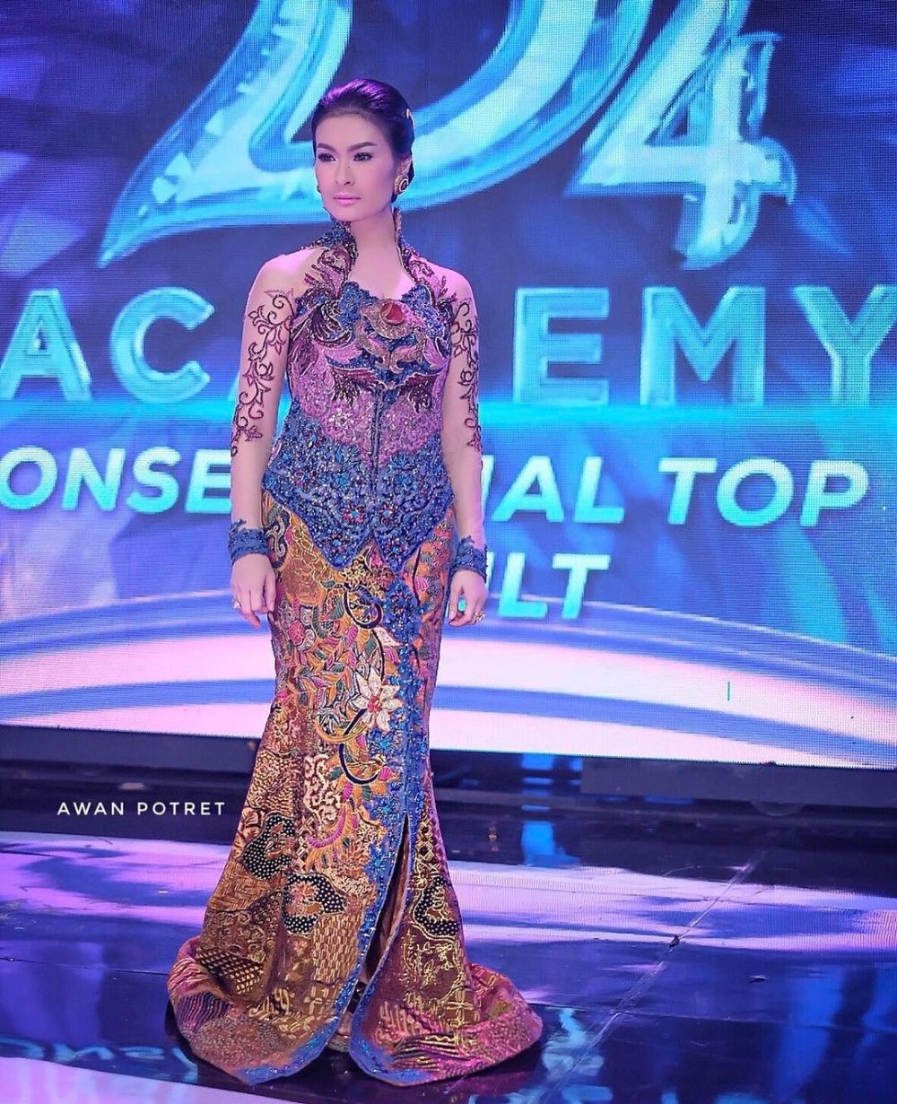 10 Potret Iis Dahlia kenakan kebaya, anggun memesona