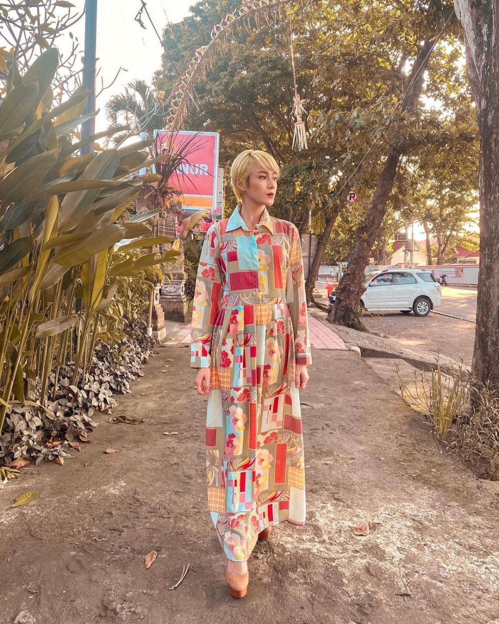 8 Potret Dara The Virgin dengan rambut pirang super pendek, manglingi