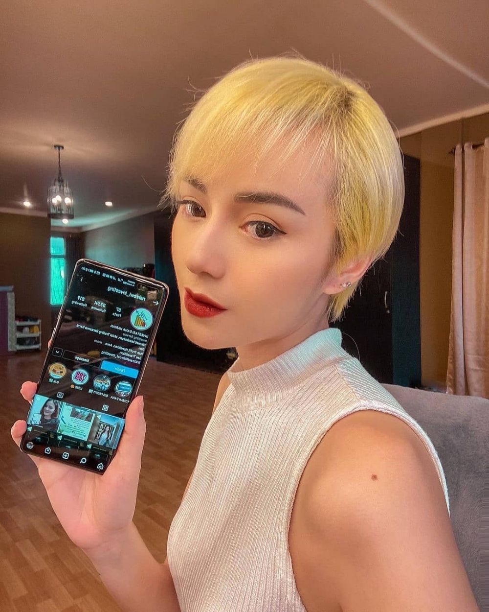 8 Potret Dara The Virgin dengan rambut pirang super pendek, manglingi