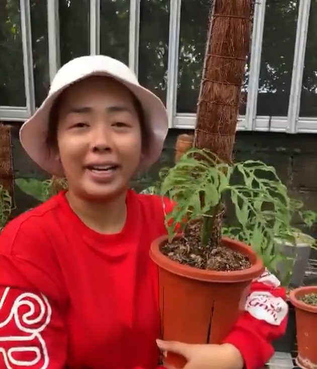 Glamor di panggung, ini 10 potret Soimah tampil sederhana kenakan kaus