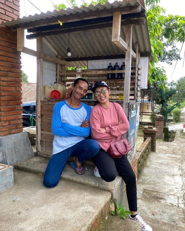 Glamor di panggung, ini 10 potret Soimah tampil sederhana kenakan kaus