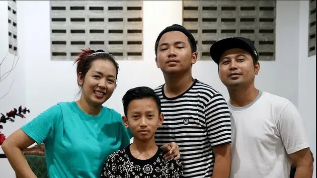 Glamor di panggung, ini 10 potret Soimah tampil sederhana kenakan kaus