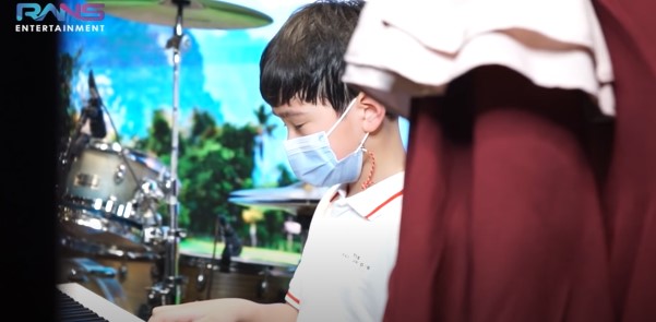 8 Momen Rafathar manggung pertama kali, Nagita deg-degan