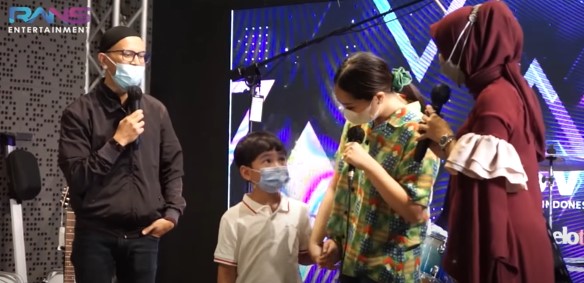 8 Momen Rafathar manggung pertama kali, Nagita deg-degan