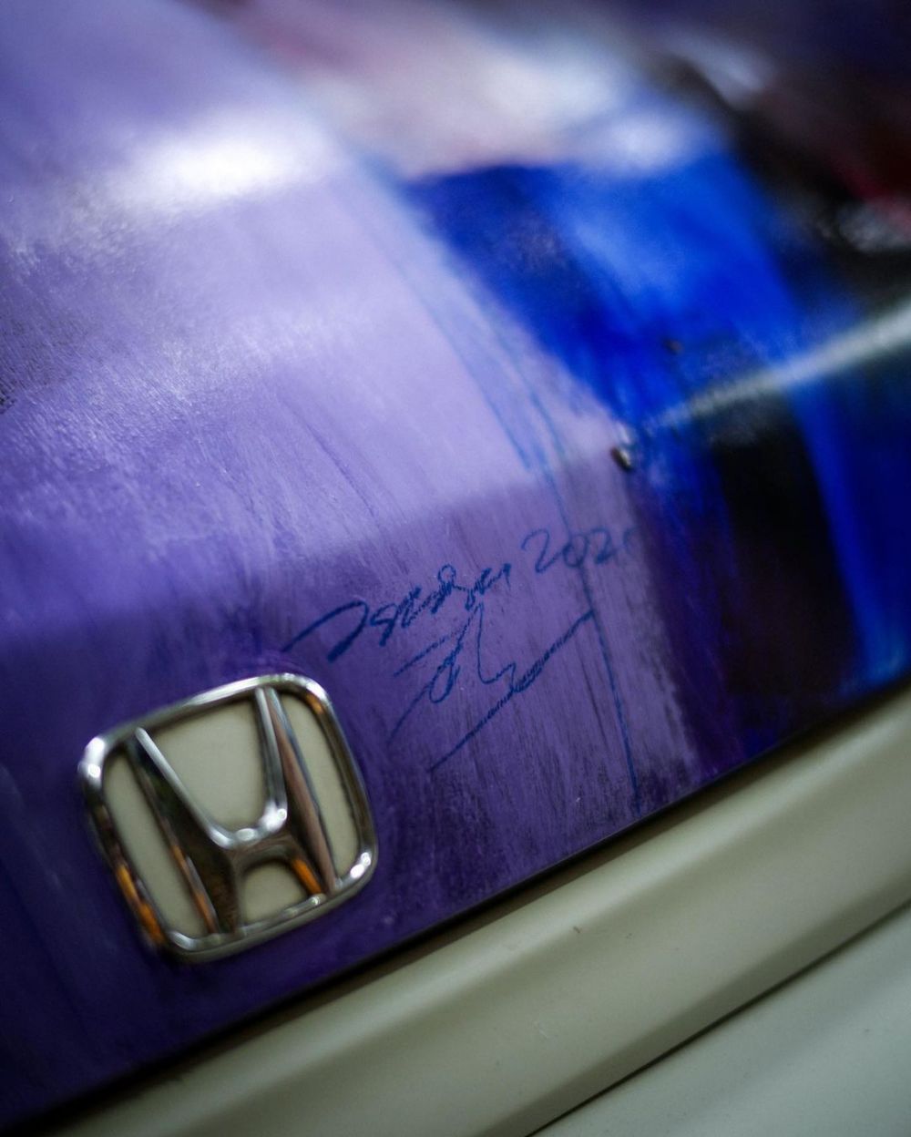 9 Potret mobil Iqbaal Ramadhan dengan lukisan abstrak, artistik abis