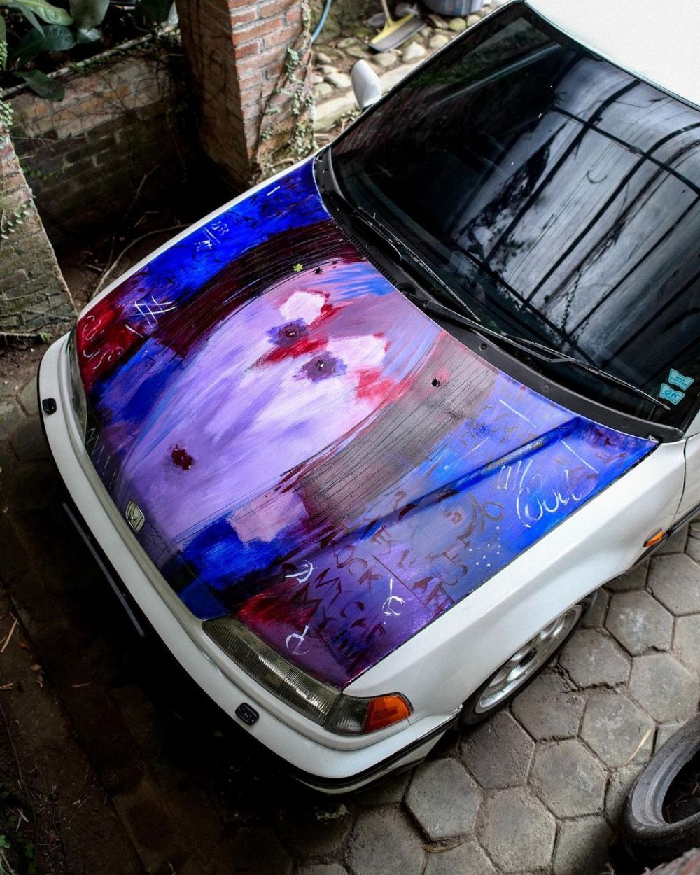 9 Potret mobil Iqbaal Ramadhan dengan lukisan abstrak, artistik abis