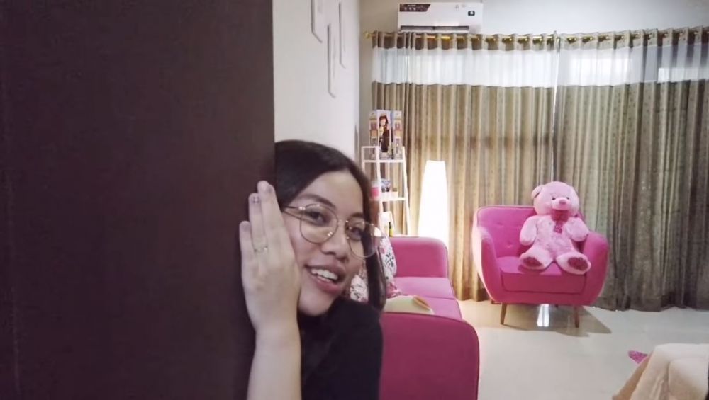 8 Potret kamar Frislly kekasih Jordi Onsu, penuh pernak-pernik pink