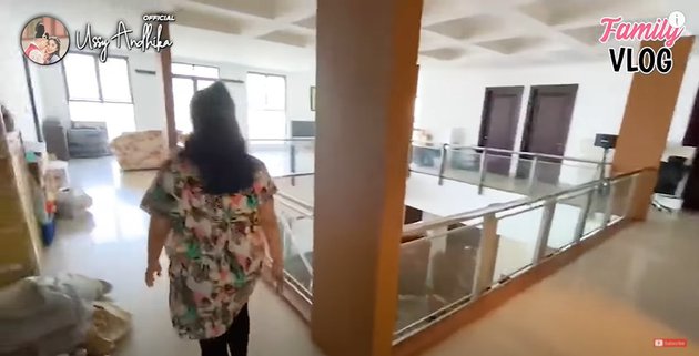 10 Potret rumah orang tua Ussy Sulistiawaty, pintunya unik