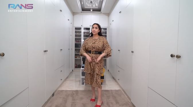 Biasa glamor, intip potret 7 seleb cantik pakai baju Rp 100 ribuan