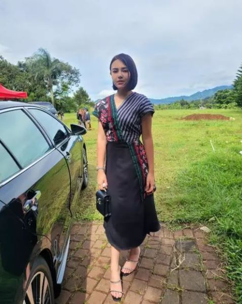 Biasa glamor, intip potret 7 seleb cantik pakai baju Rp 100 ribuan