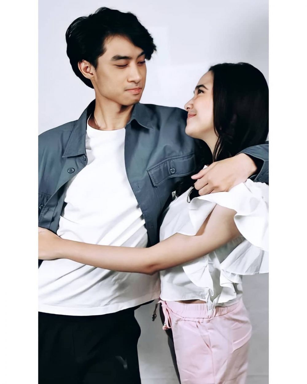 10 Potret kebersamaan Syifa Hadju dan Devano, bak pacaran