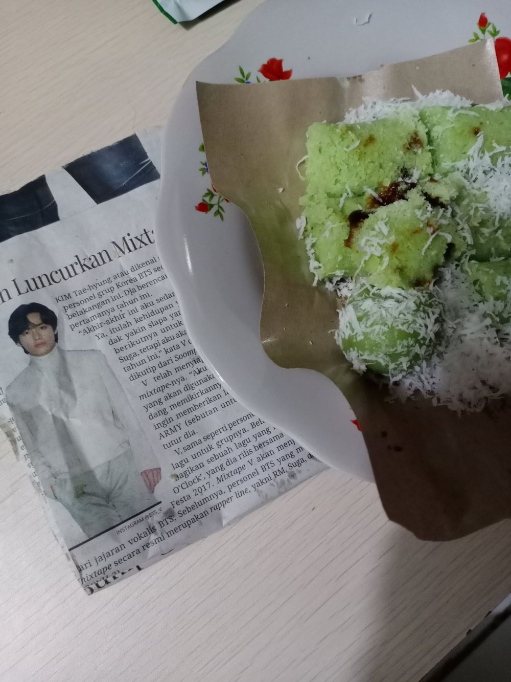 10 Potret nyeleneh wajah orang di bungkus makanan, bikin cekikikan