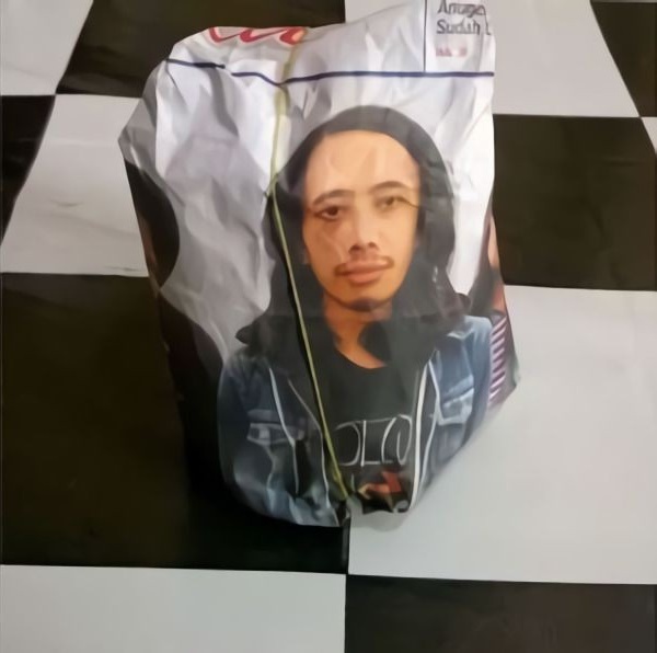 10 Potret nyeleneh wajah orang di bungkus makanan, bikin cekikikan