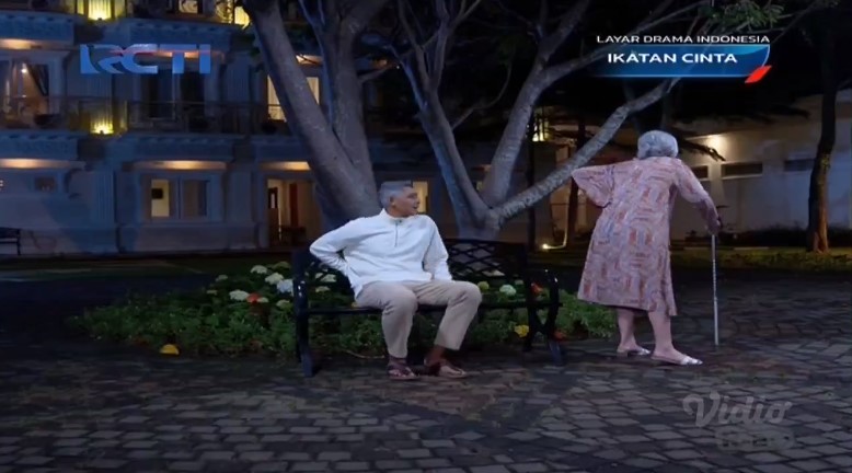 10 Potret Arya Saloka dan Amanda Manopo dandan jadi tua, bikin baper