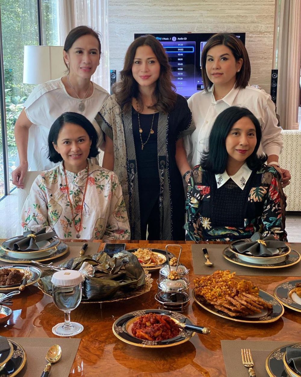 Tak bisa mudik, 8 seleb ini rayakan Idul Fitri 2021 di luar negeri