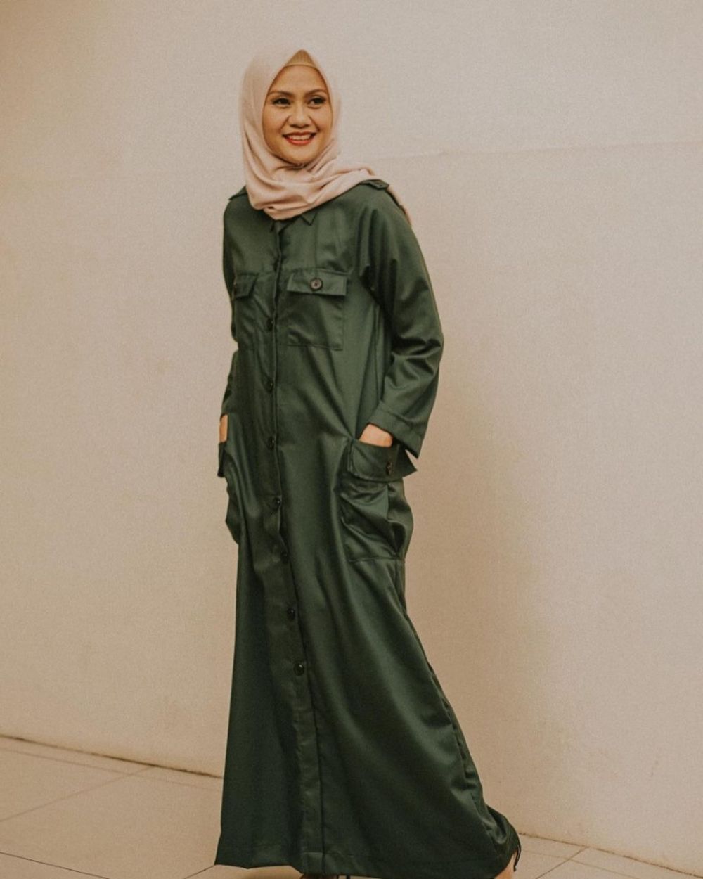 10 Potret Intan Gurnita, ibu Nadin Amizah yang gayanya bak ABG