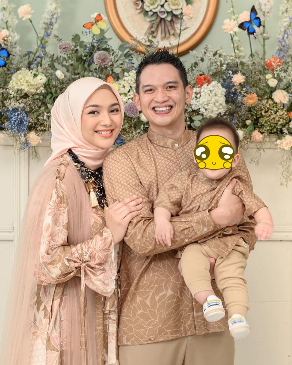 Gaya pemotretan 9 keluarga seleb pakai busana muslim, kompak abis