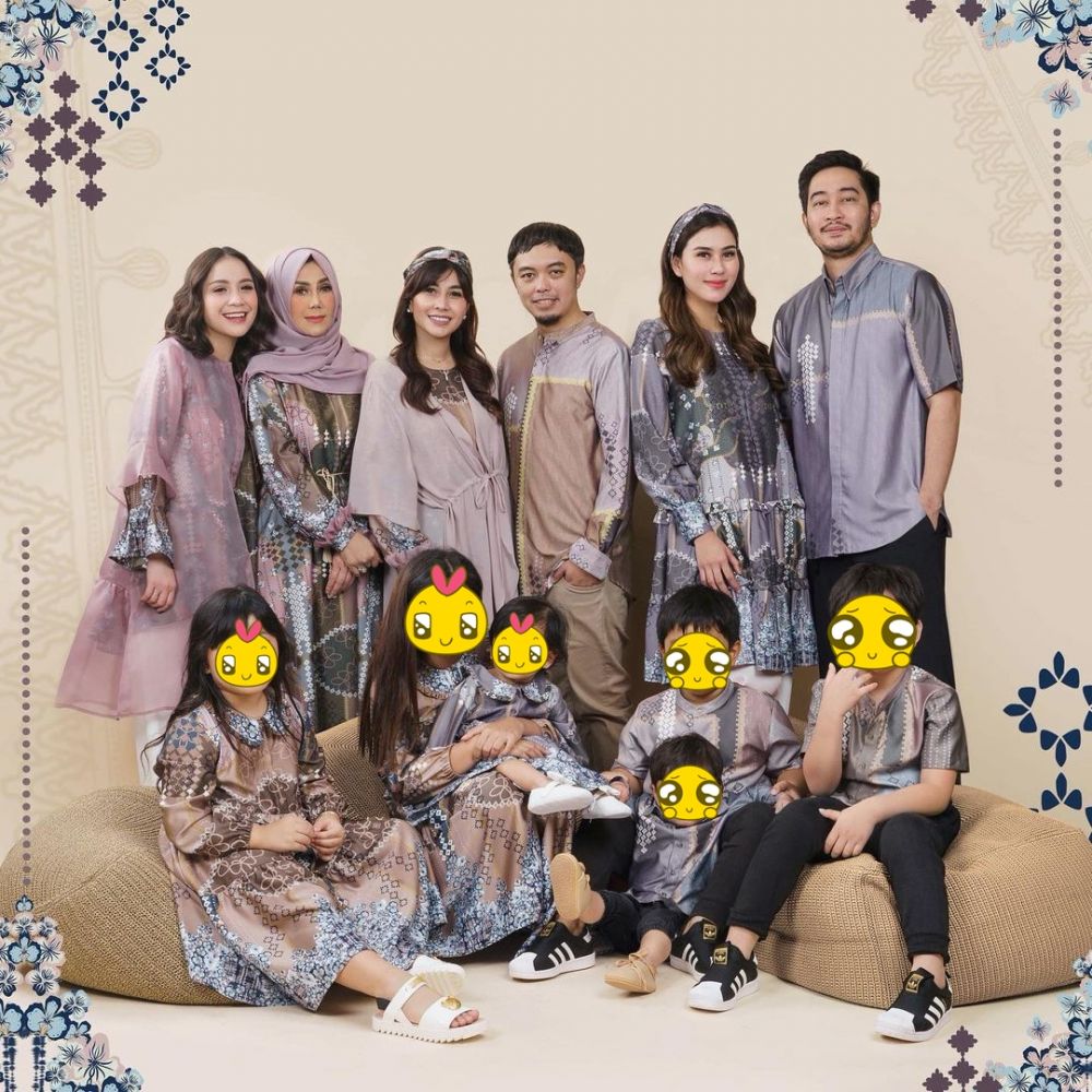 Gaya pemotretan 9 keluarga seleb pakai busana muslim, kompak abis