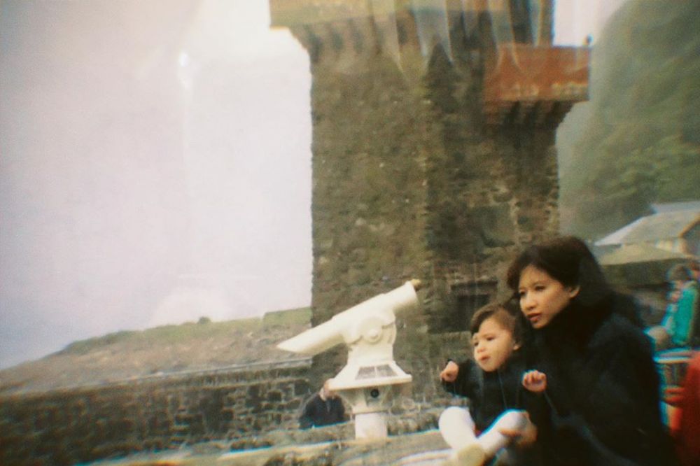 Foto masa kecil 8 seleb cantik berdarah Prancis dengan ibunya