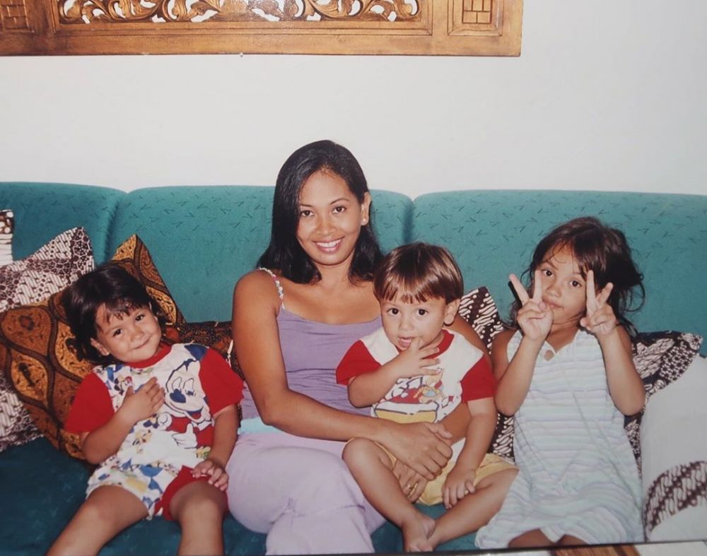 Foto masa kecil 8 seleb cantik berdarah Prancis dengan ibunya