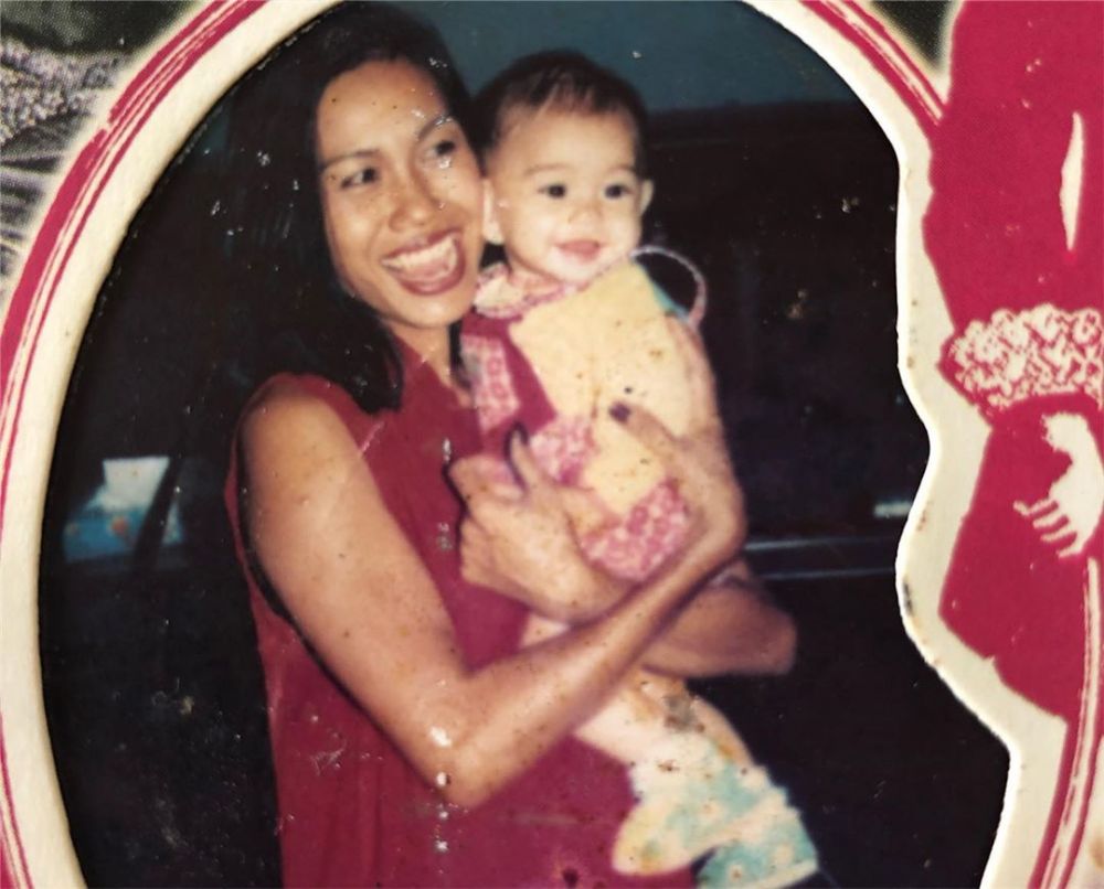 Foto masa kecil 8 seleb cantik berdarah Prancis dengan ibunya