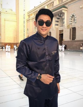 Gaya 7 vokalis band pakai baju koko, ketampanannya melejit