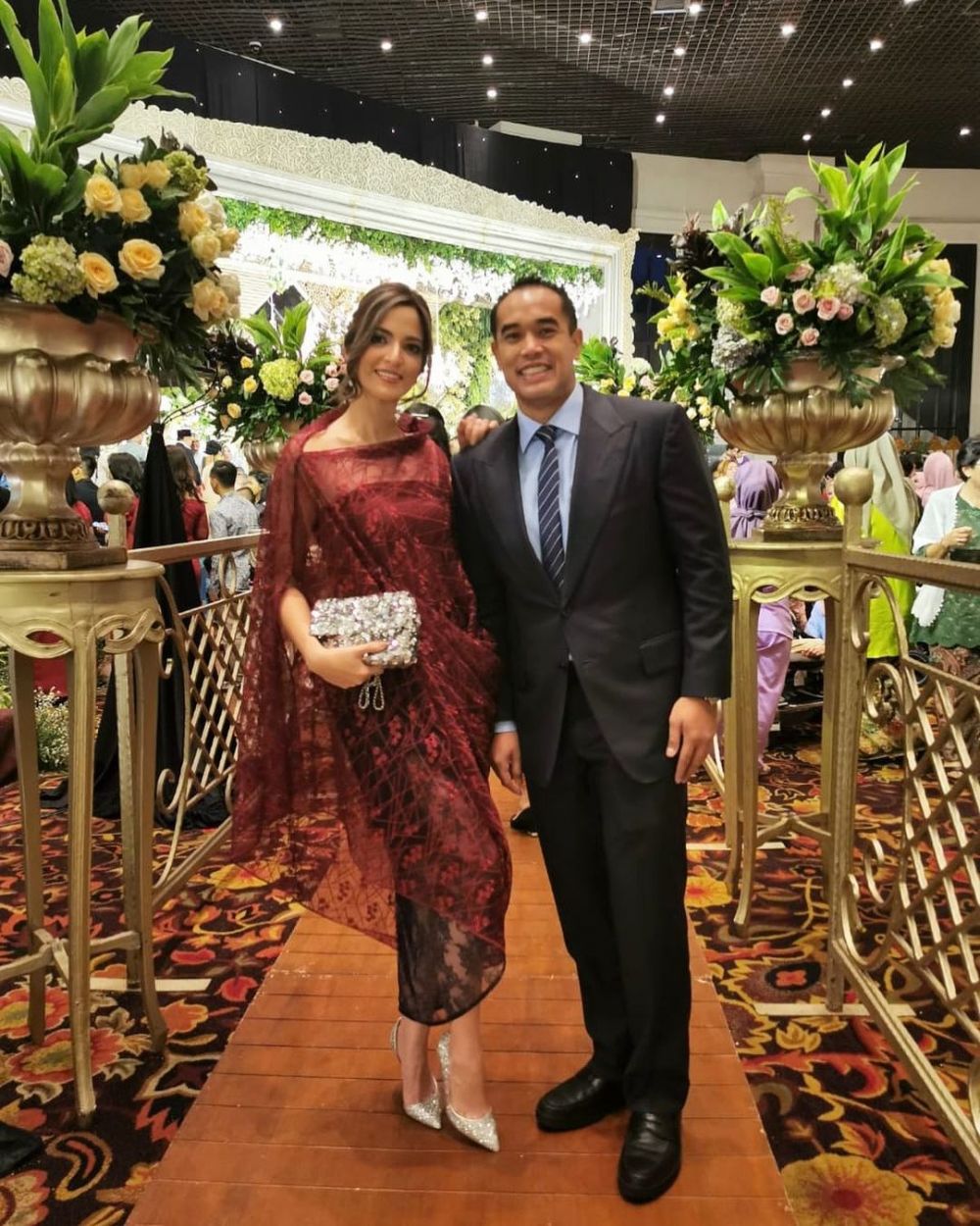 10 Gaya kondangan Nia Ramadhani pakai kebaya dan dress modern