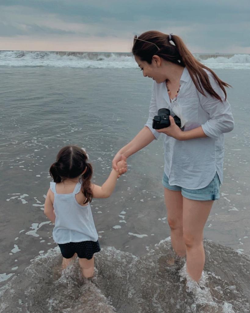 Gaya outfit 8 presenter saat momong anak, Ayu Dewi stylish abis