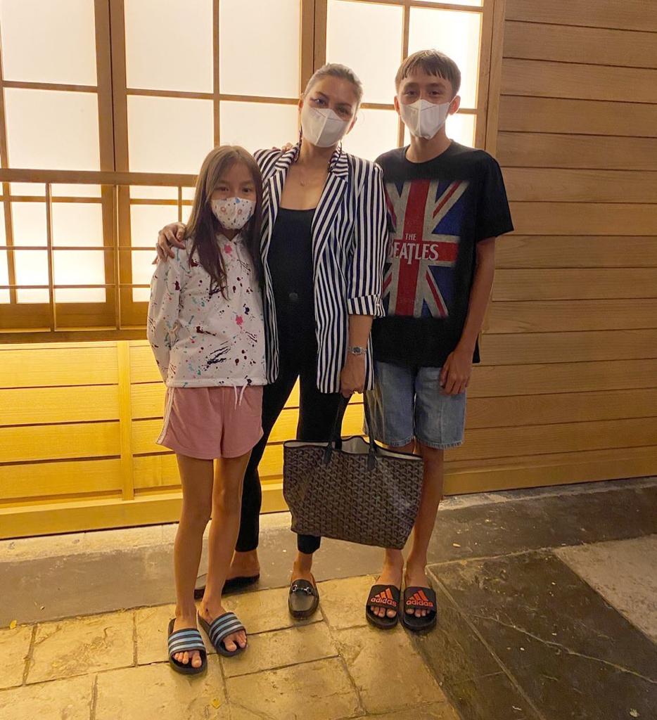 Gaya outfit 8 presenter saat momong anak, Ayu Dewi stylish abis