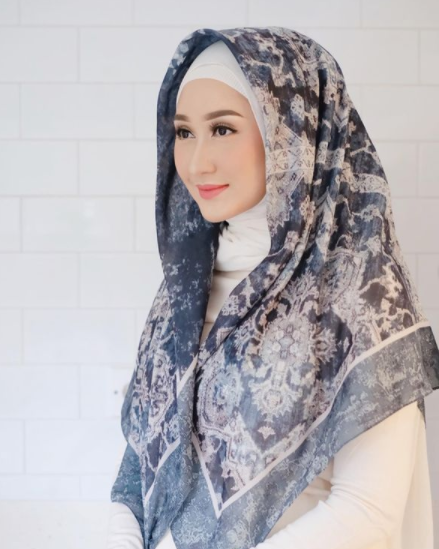 13 Inspirasi busana Lebaran ala Dian Pelangi, memesona