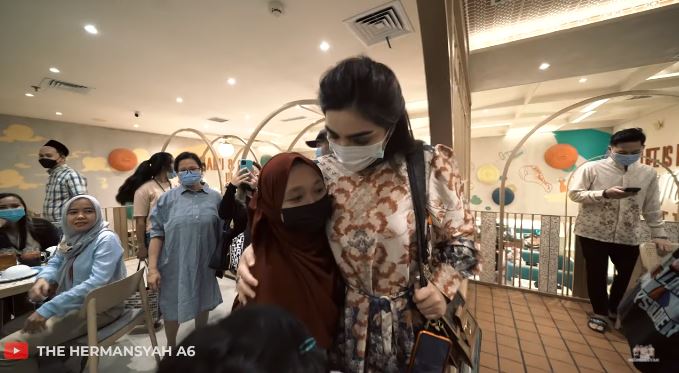 10 Momen Ashanty lepas rindu dengan anak angkat, sambil bagi-bagi THR