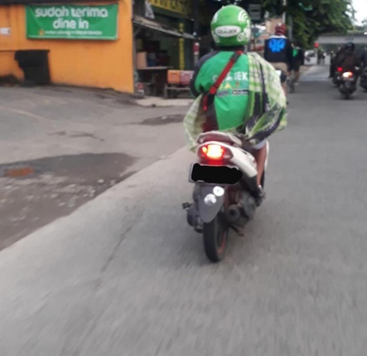 11 Kelakuan lucu driver ojek online di jalan, gayanya santai abis