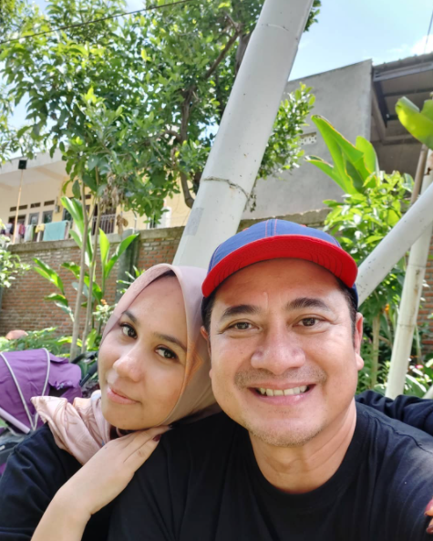 Beda 15 tahun, ini 10 pesona Sarni istri Ivan Fadilla