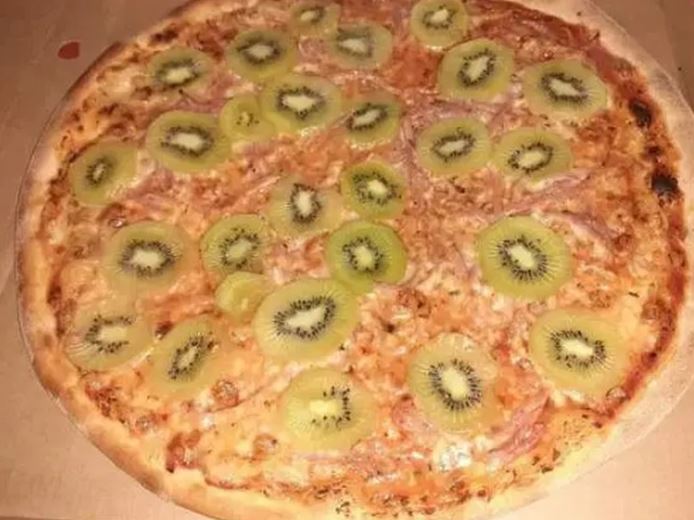 10 Potret pizza berbentuk absurd, nyelenehnya bikin gagal lapar