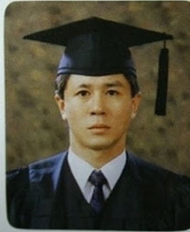 10 Potret lawas aktor Korea pakai toga, Song Joong-ki awet muda