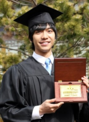 10 Potret lawas aktor Korea pakai toga, Song Joong-ki awet muda