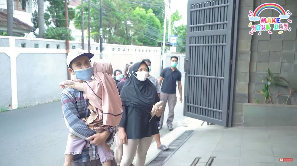 10 Momen Ussy borong dua gerobak bakso, bagi-bagi ke satu kampung