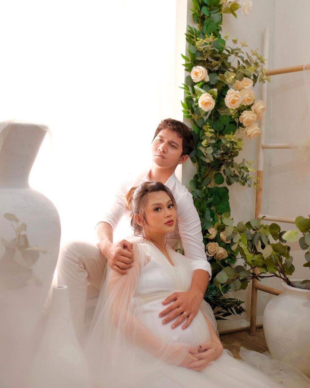 Hamil 34 minggu, ini 7 gaya maternity shoot istri Reza Alisyahbana