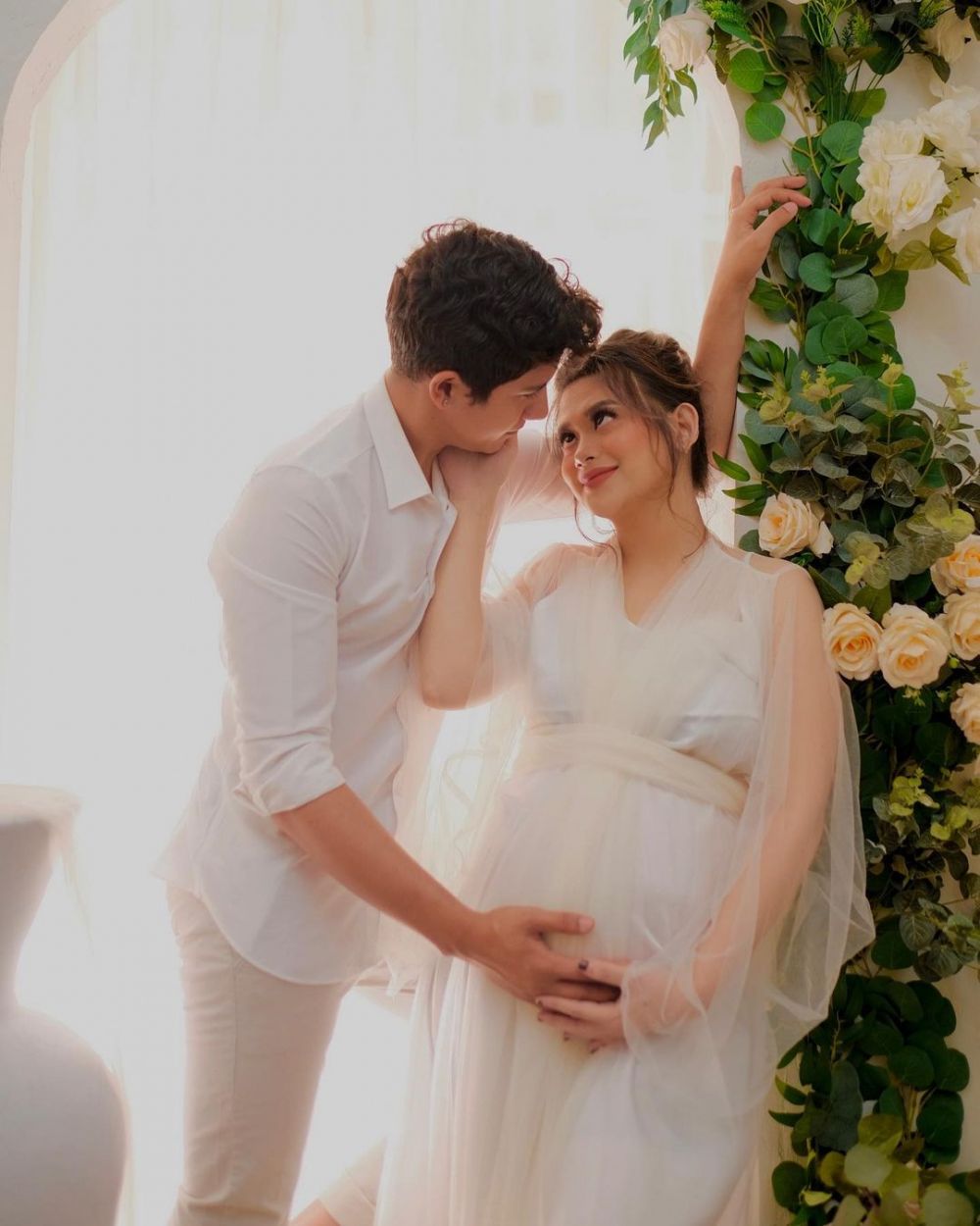 Hamil 34 minggu, ini 7 gaya maternity shoot istri Reza Alisyahbana