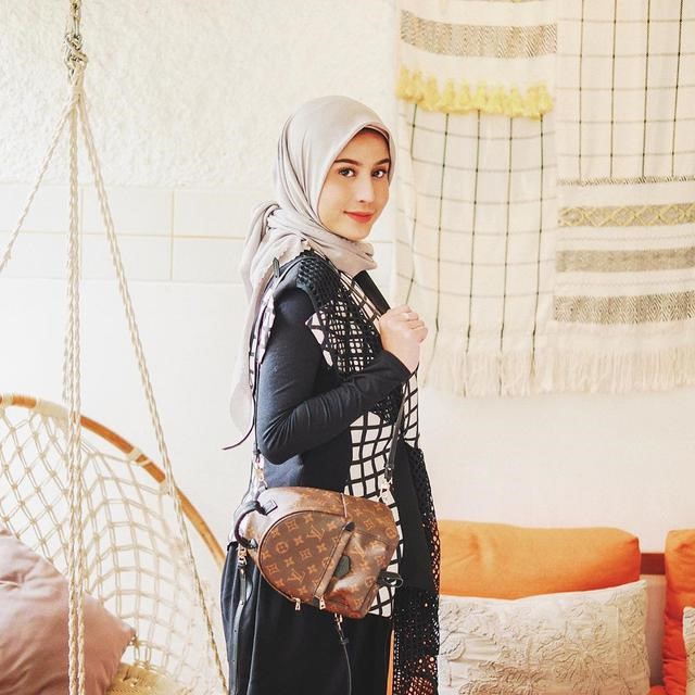 8 Inspirasi gaya hijab Awkarin ini cocok untuk Lebaran, nggak ribet
