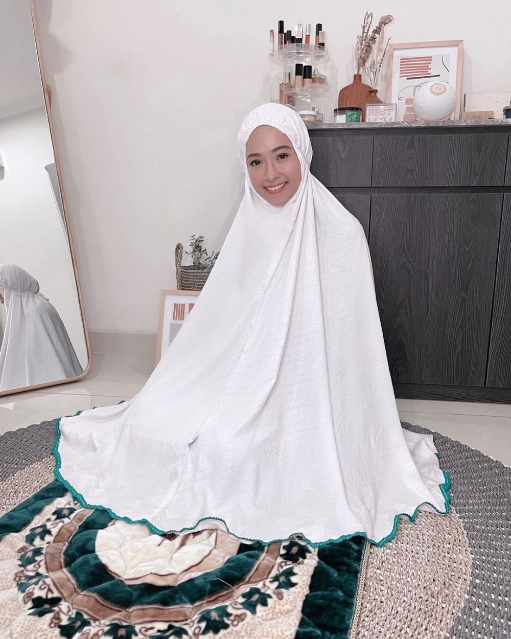 Tampil religius, gaya 10 seleb pakai mukena ini bikin hati adem