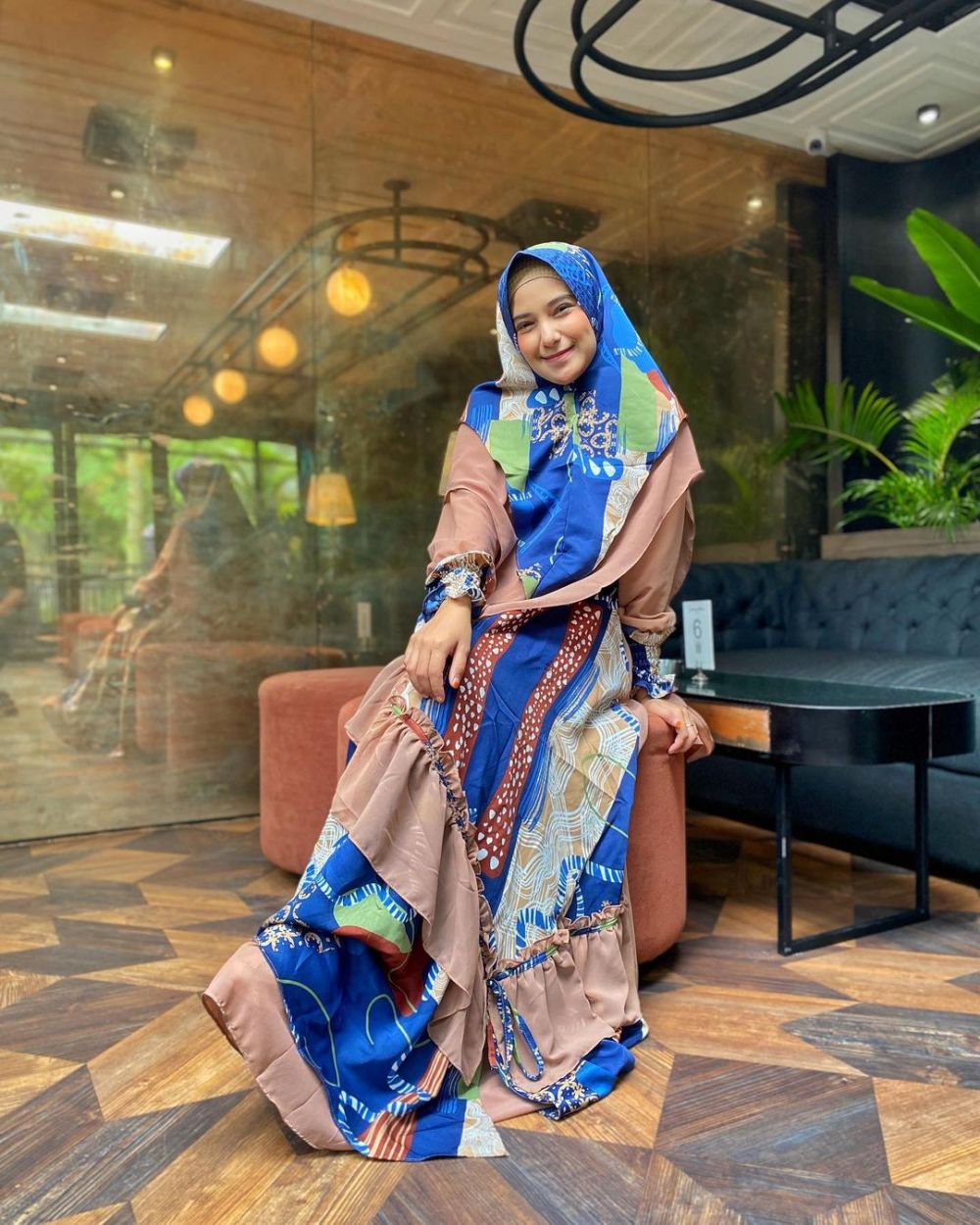 10 Beda gaya Lesty Kejora dan Nadya Mustika pakai gamis, tampil modis