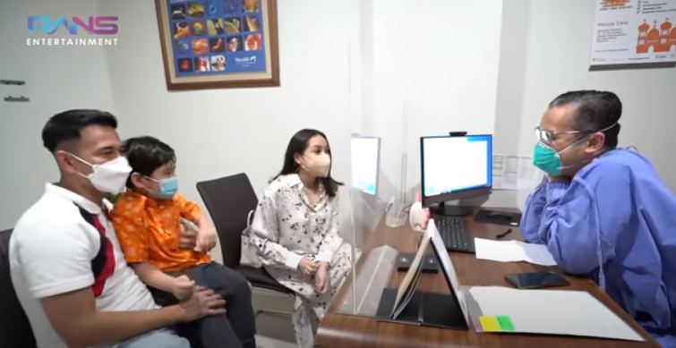 Momen 10 seleb cek kandungan ditemani suami, sweet banget