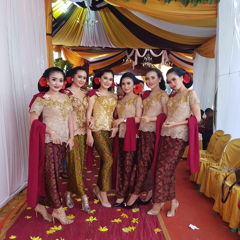 10 Beda gaya Nella Kharisma & Happy Asmara pakai kebaya, memesona